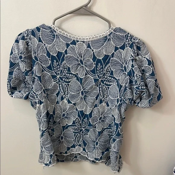 Floral Lace Puff Sleeve Top - Blue and White - Picture 2 of 3